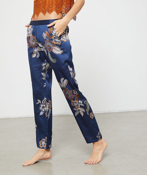 Pantal&oacute;n de sat&eacute;n estampado floral azul.