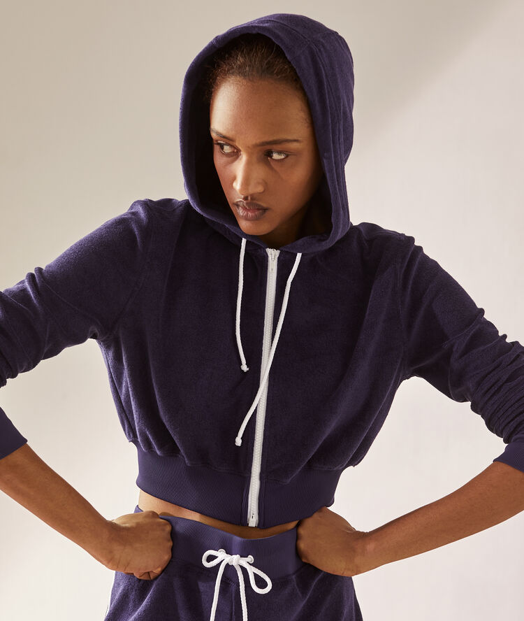 Sudadera corta azul marino.