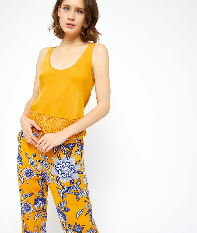 Top con motivos de encaje amarillo.