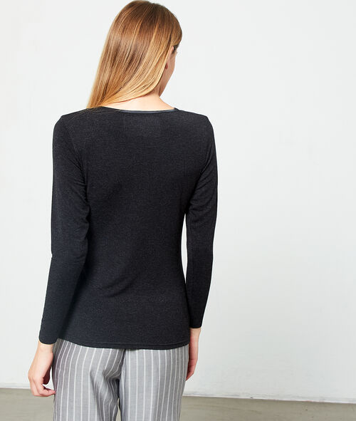 Camiseta escote en V de viscosa, motivos satinados Camiseta escote en V de viscosa, motivos satinados