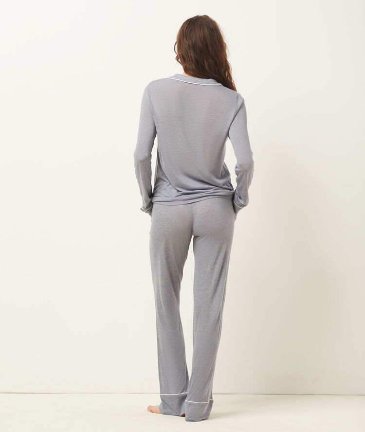Pantalón largo liso azul marino.