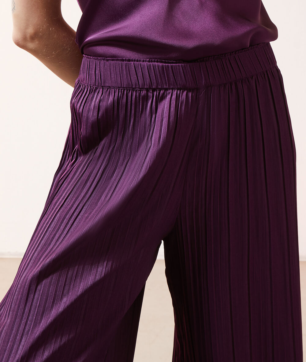 Pantalón ancho plisado violeta.