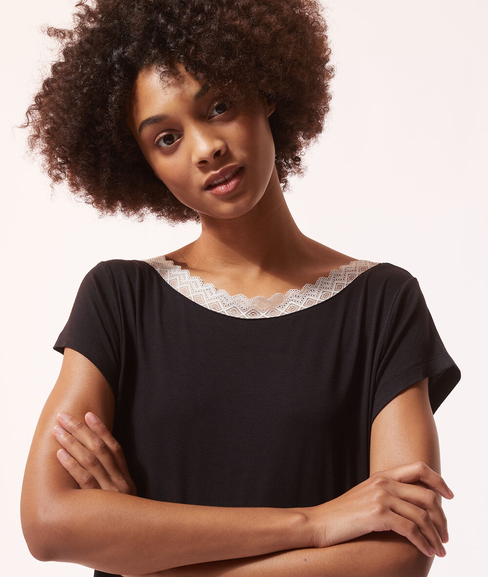 Camisón de viscosa y encaje negro.