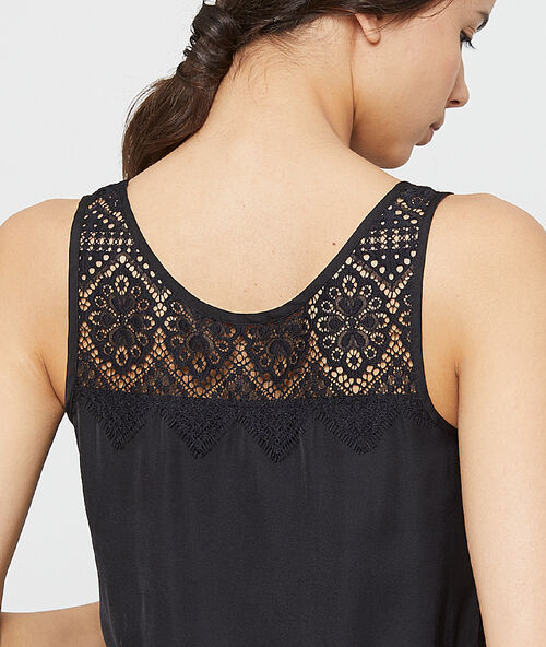 Crop top de satén y encaje negro.