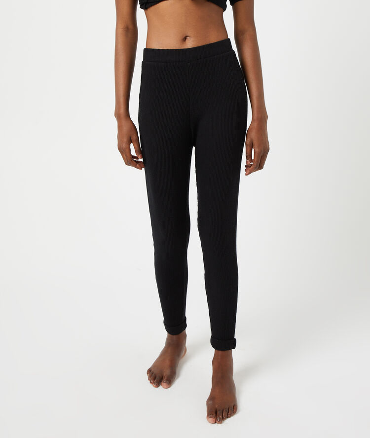 Pantalón ajustado negro.