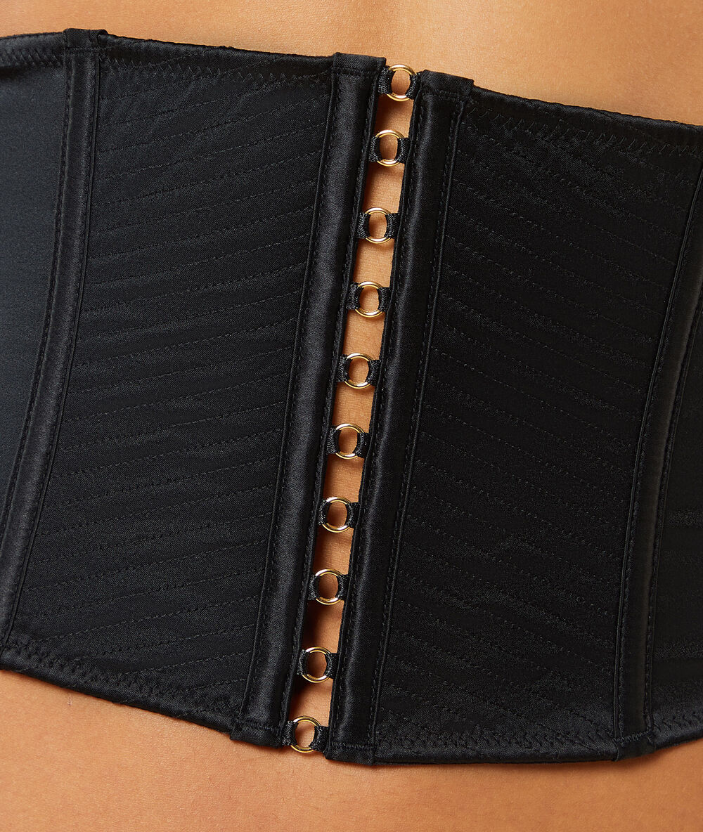 Corpiño de seda negro.