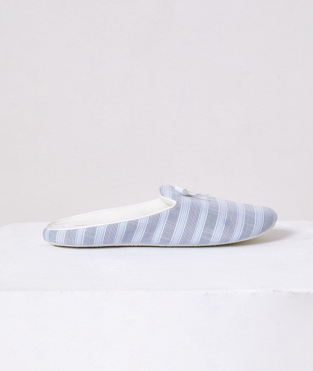 Zapatillas estampado de rayas azul.