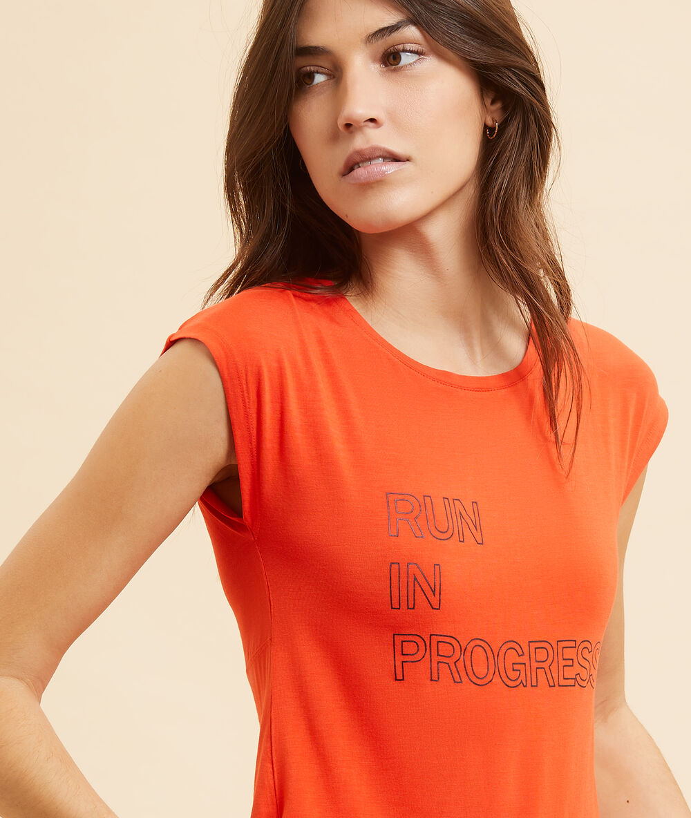 Camiseta manga corta 'run in progress' bermellón.