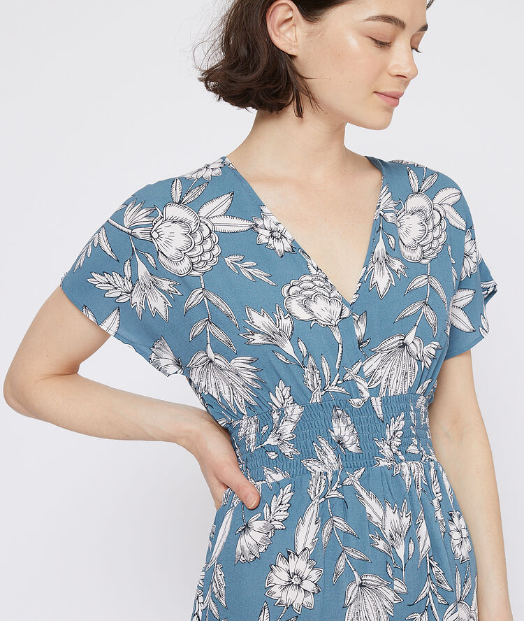 Mono corto estampado en v azul cielo.