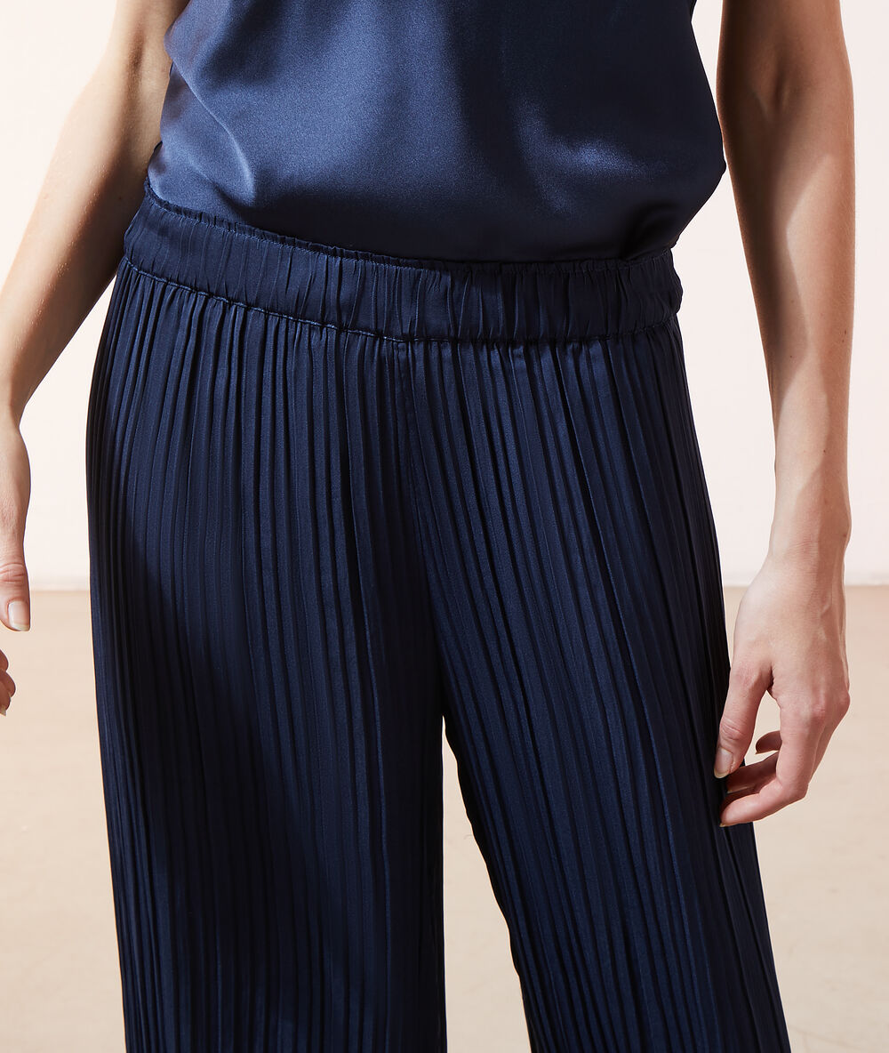 Pantalón ancho plisado azul marino.