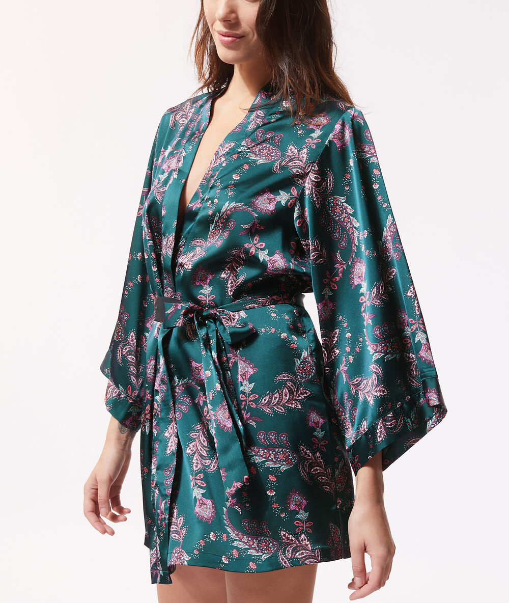 Bata tipo kimono estampada verde.