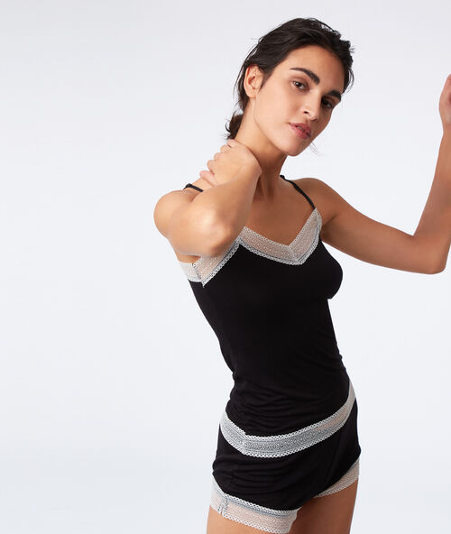 Top viscosa motivos de encaje negro.