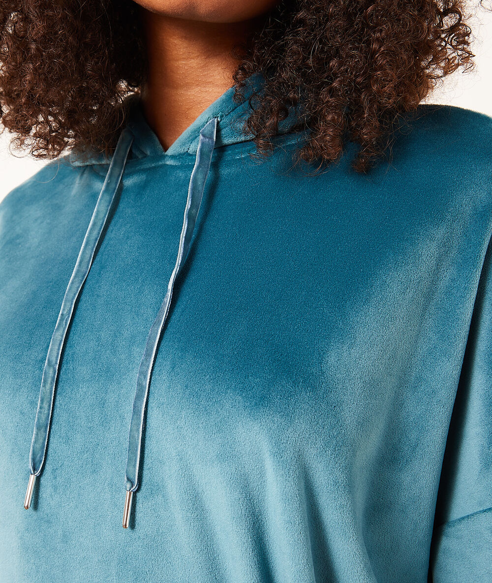 Sudadera con capucha de terciopelo turquesa.