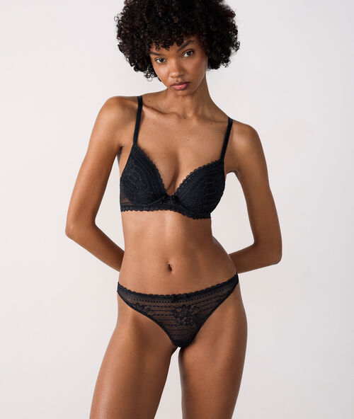 Tanga de encaje negro.