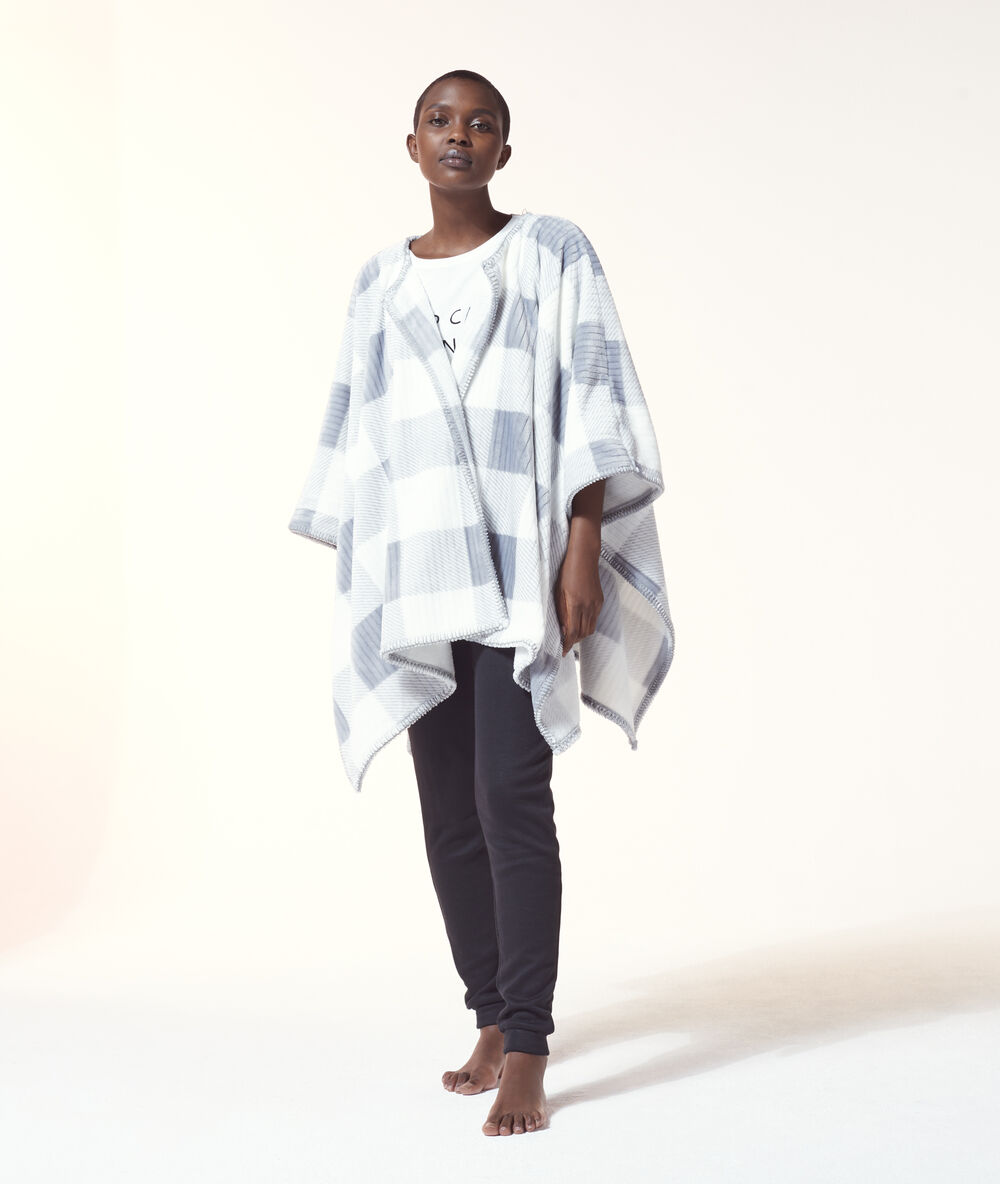 Veste polaire large à carreaux gris.