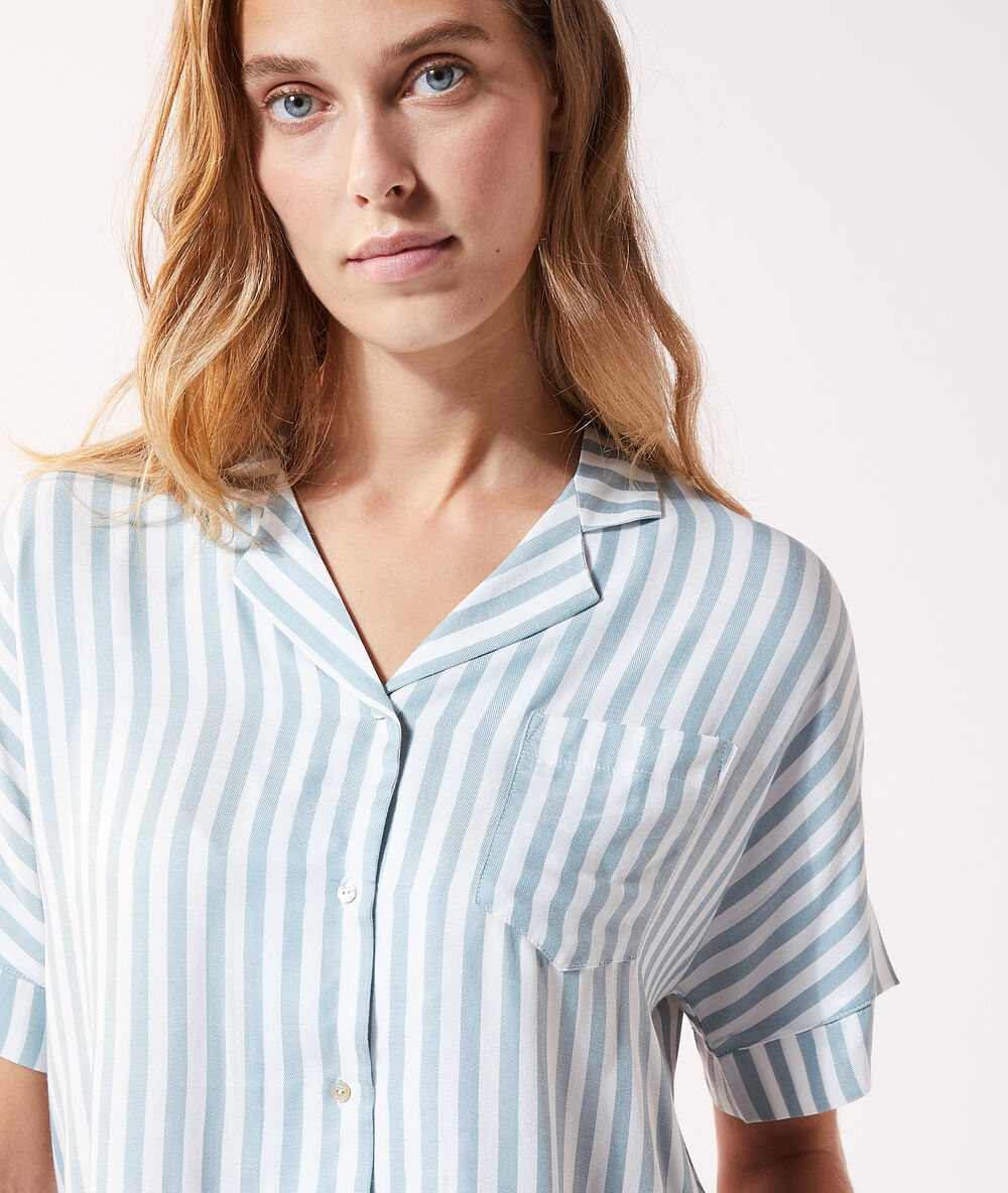 Camisa pijama estampado de rayas azul claro.