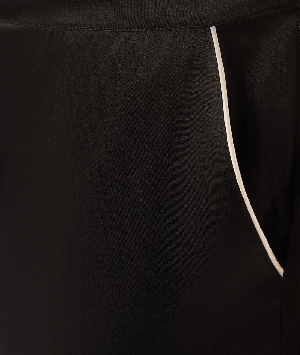 Pantalón pijama de seda negro.