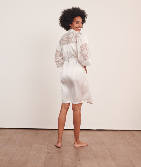 Bata tipo kimono, motivos de encaje Bata tipo kimono, motivos de encaje;${refinementColor}