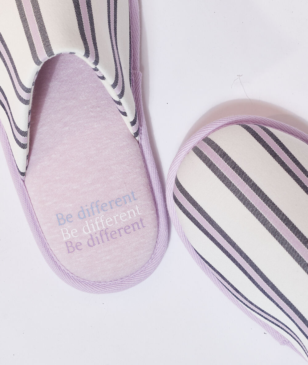 Zapatillas estampado de rayas violeta.