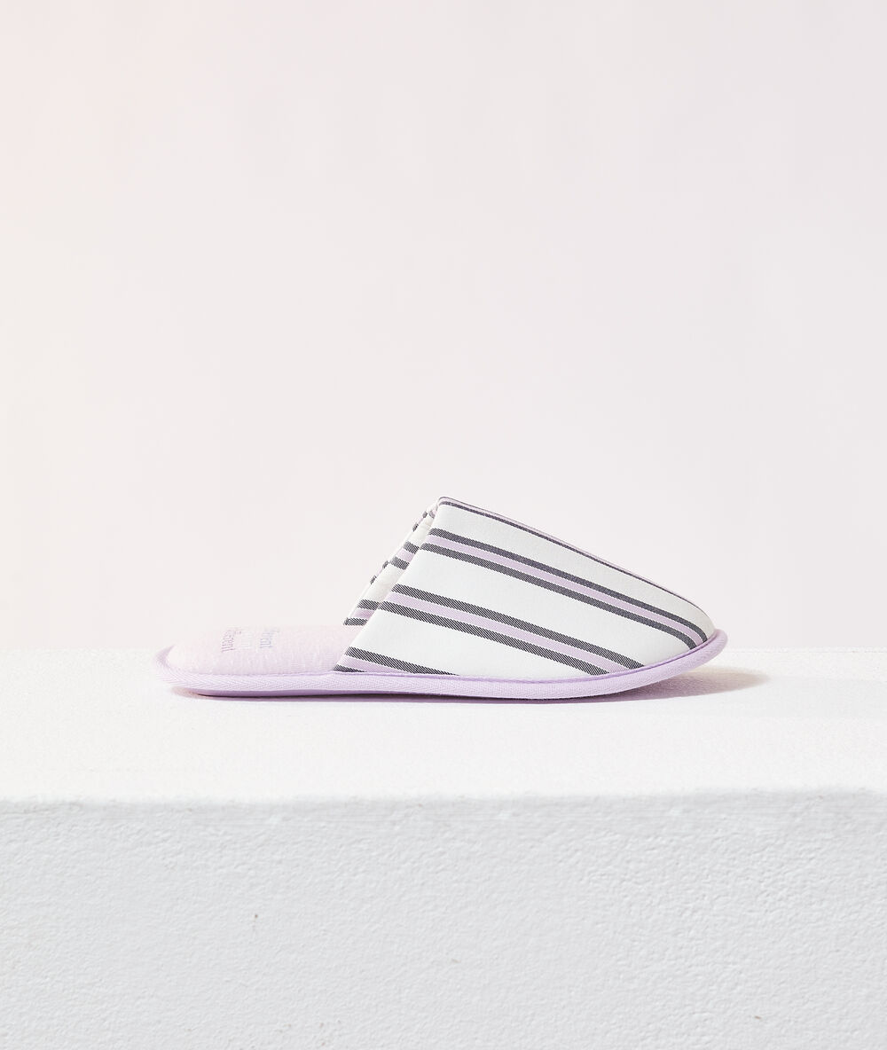 Zapatillas estampado de rayas violeta.