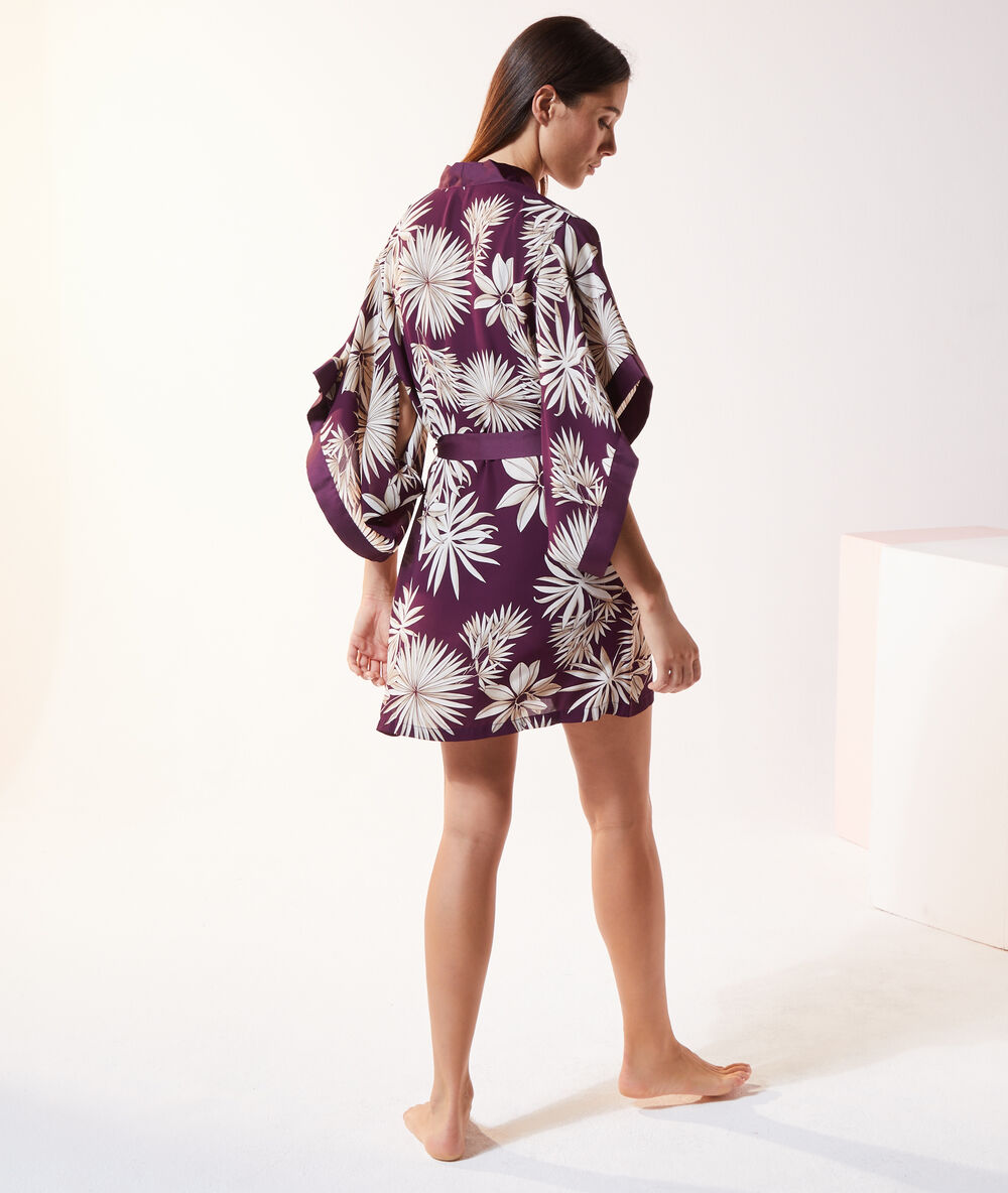 Kimono de satén estampado violeta.