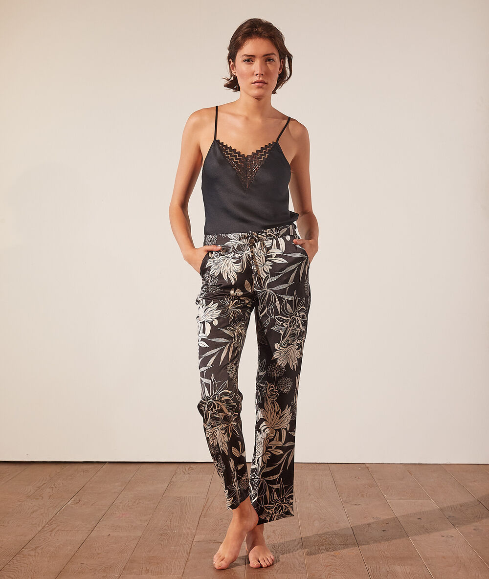 Pantalón pijama estampado floral negro.
