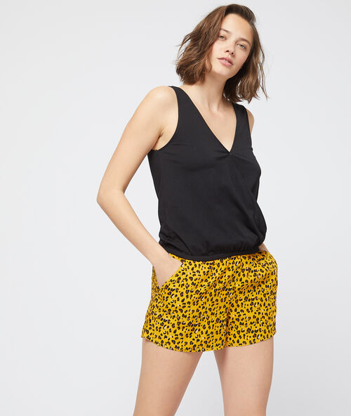 Pantal&oacute;n corto estampado leopardo amarillo.