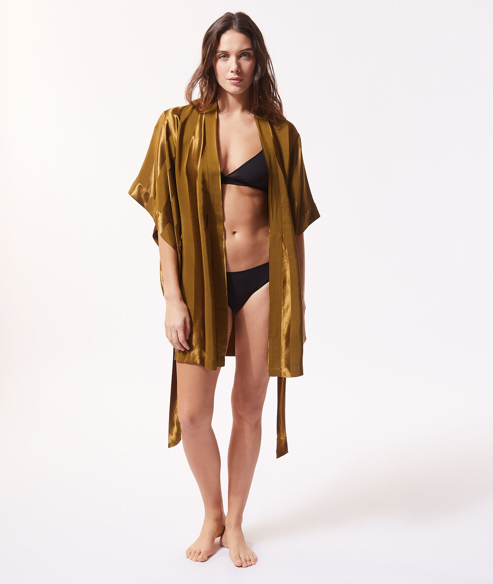 Bata tipo kimono de satén bronce.