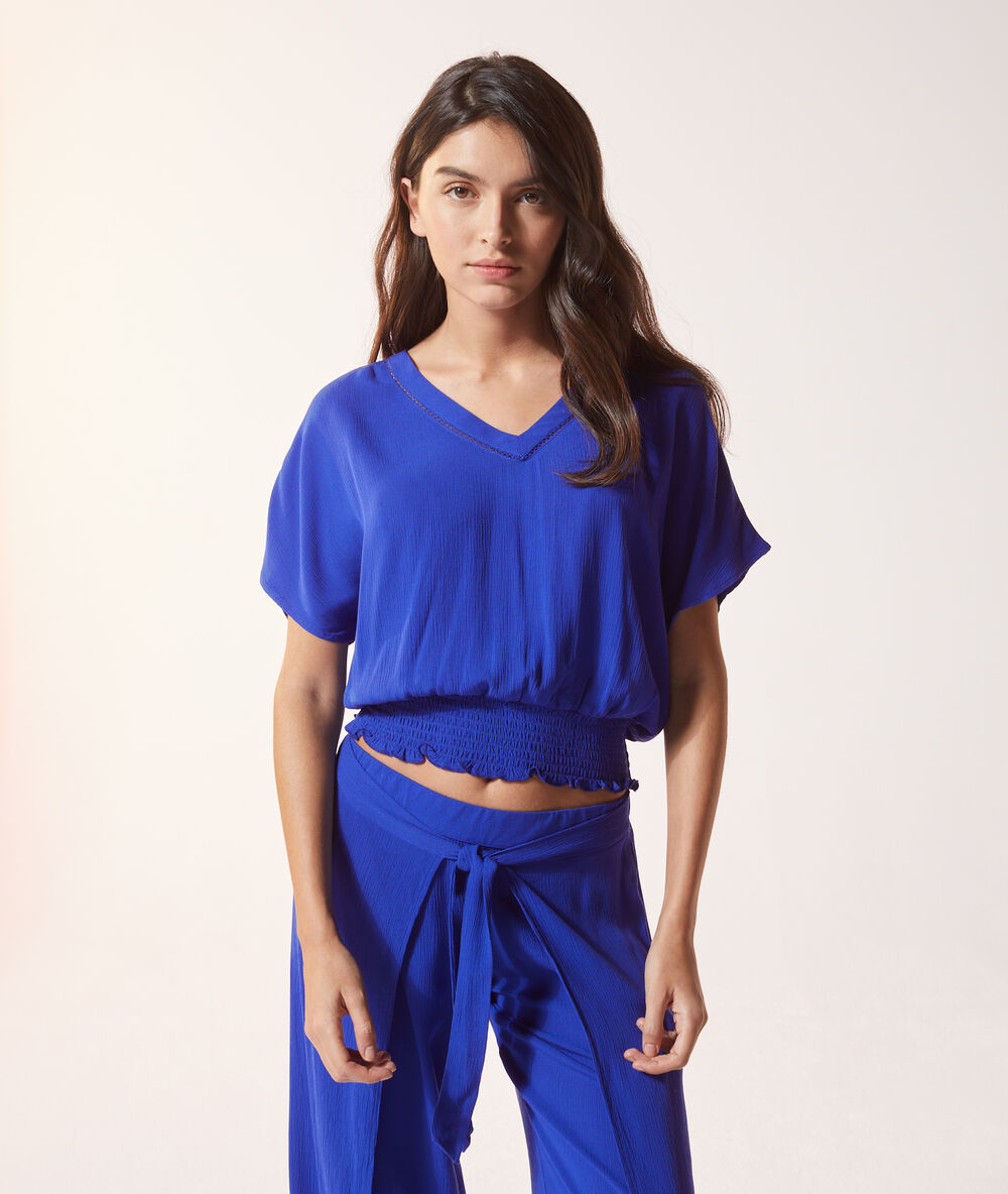 Camiseta manga corta azul.