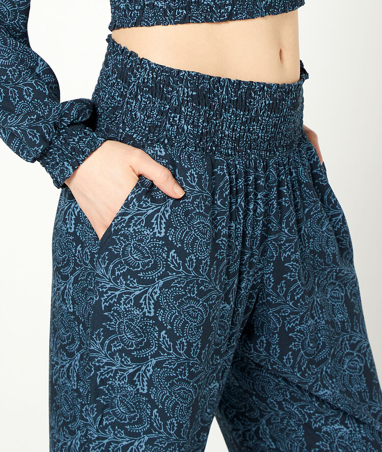 Pantalón estampado azul marino.
