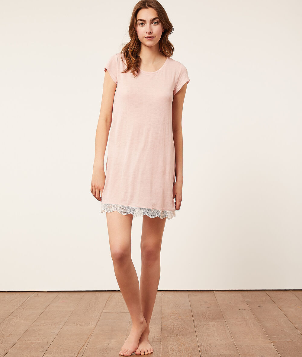 Camisón de viscosa, motivos de encaje rosa pálido.