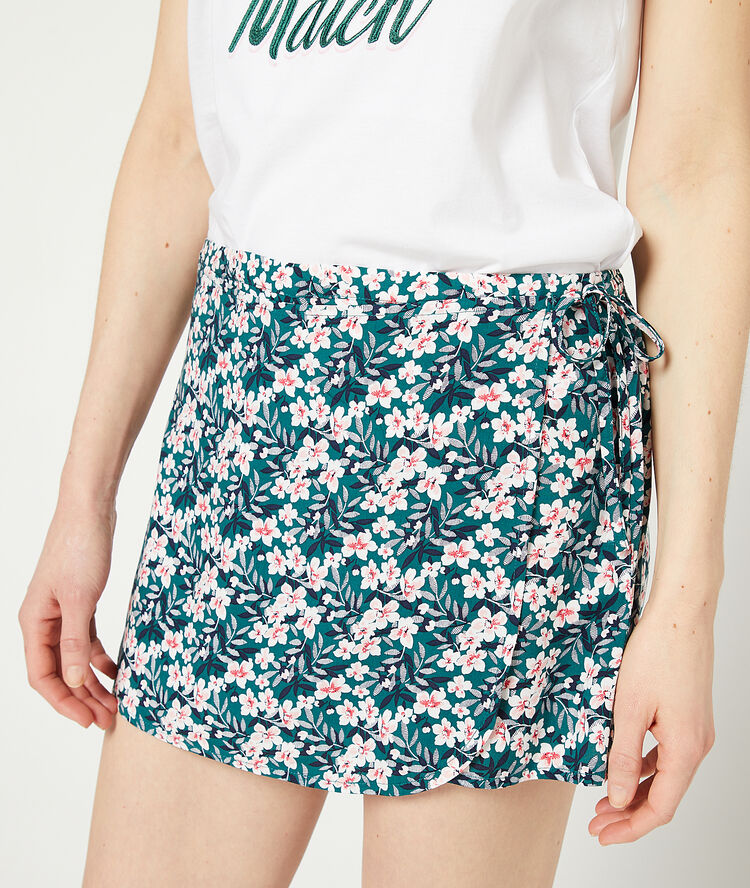 Pantalón corto estampado tropical verde.