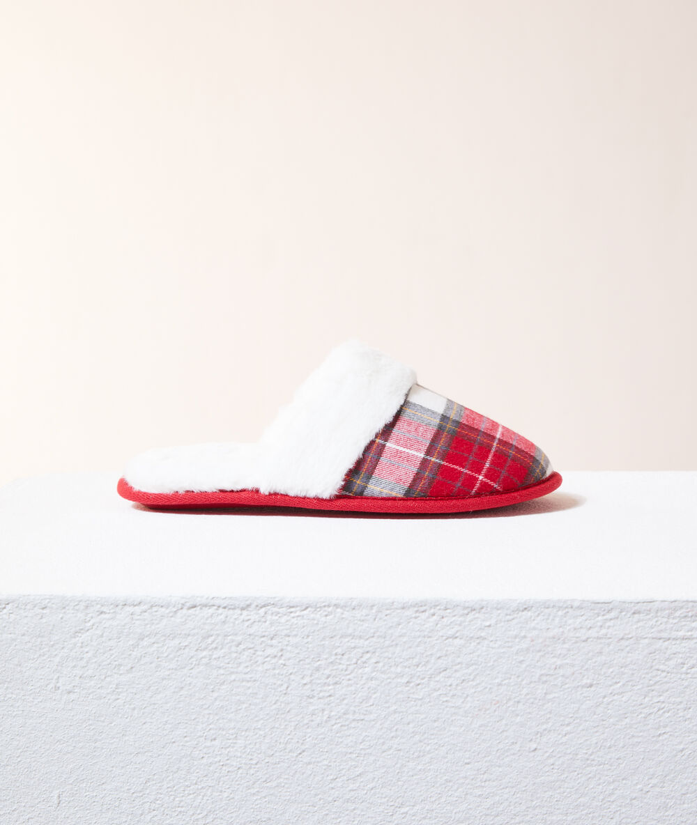 Zapatillas y antifaz estampado de cuadros rojo.