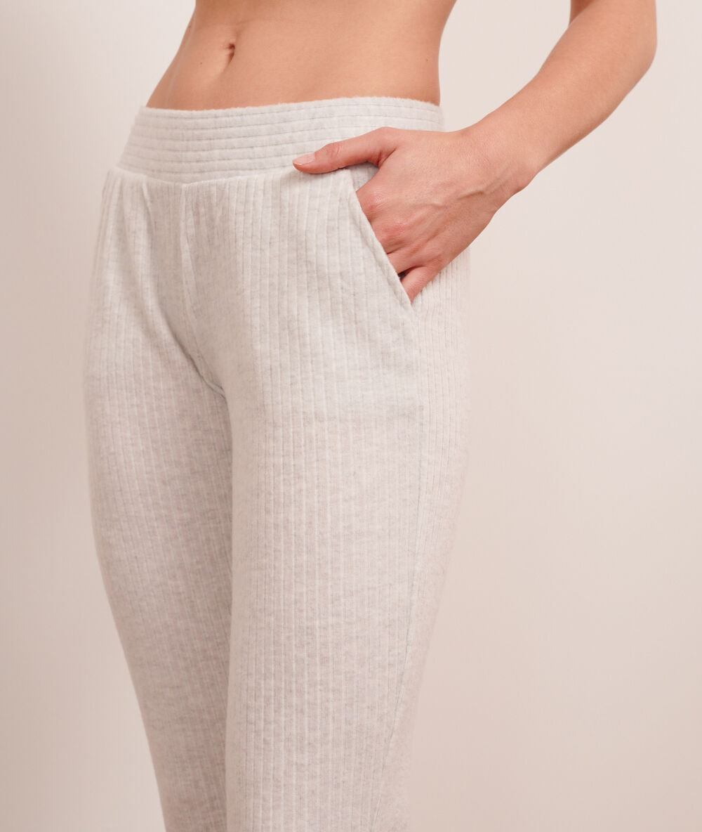 Pantalón canalé crudo.