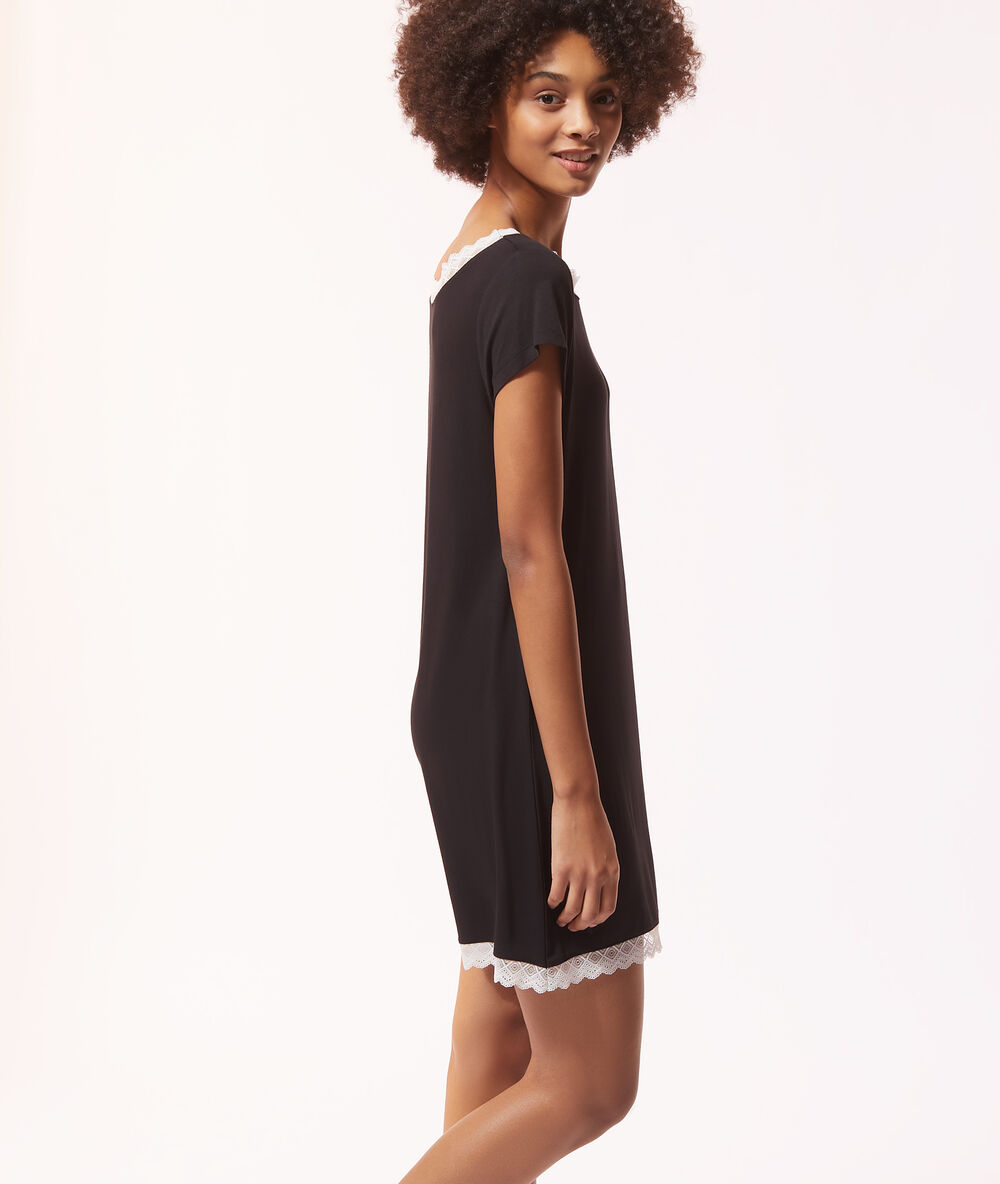 Camisón de viscosa y encaje negro.