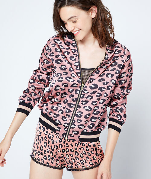 Chaqueta de satén estampado leopardo rosa.