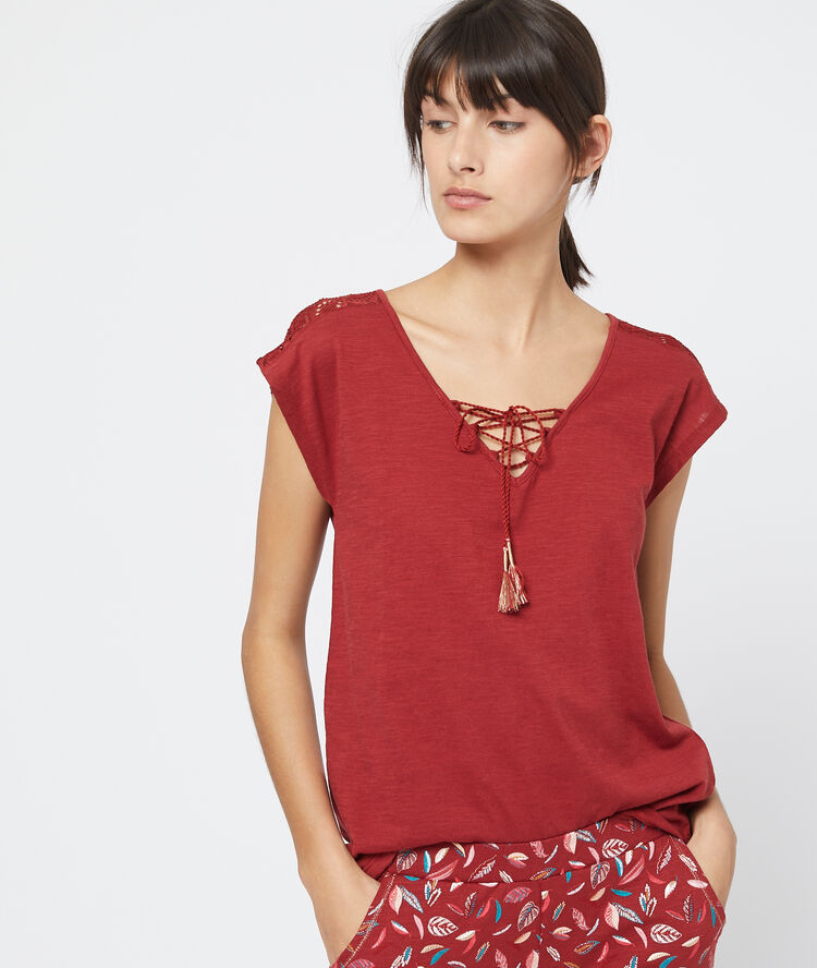 Camiseta con motivos de encaje burdeos.