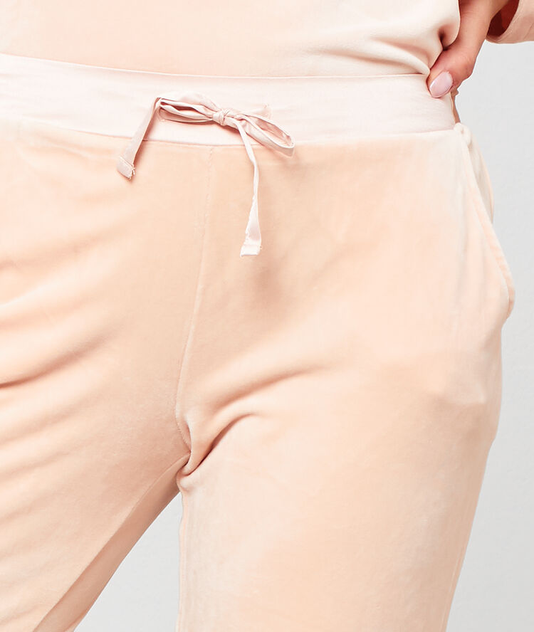 Pantalón liso rosa.