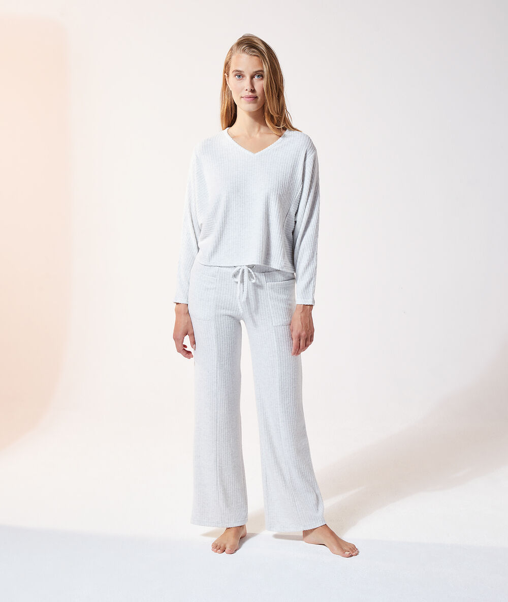 Pantalón canalé crudo.