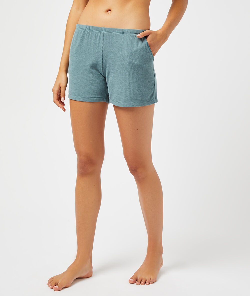 Pantalón corto, tejido canalé celadón.