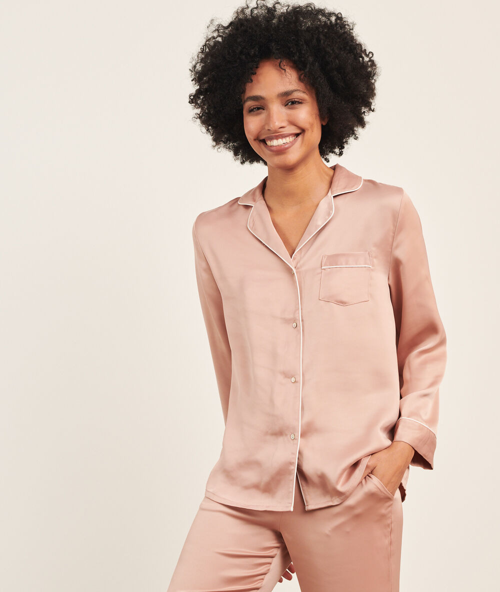 Camisa pijama de satén rosa pálido.