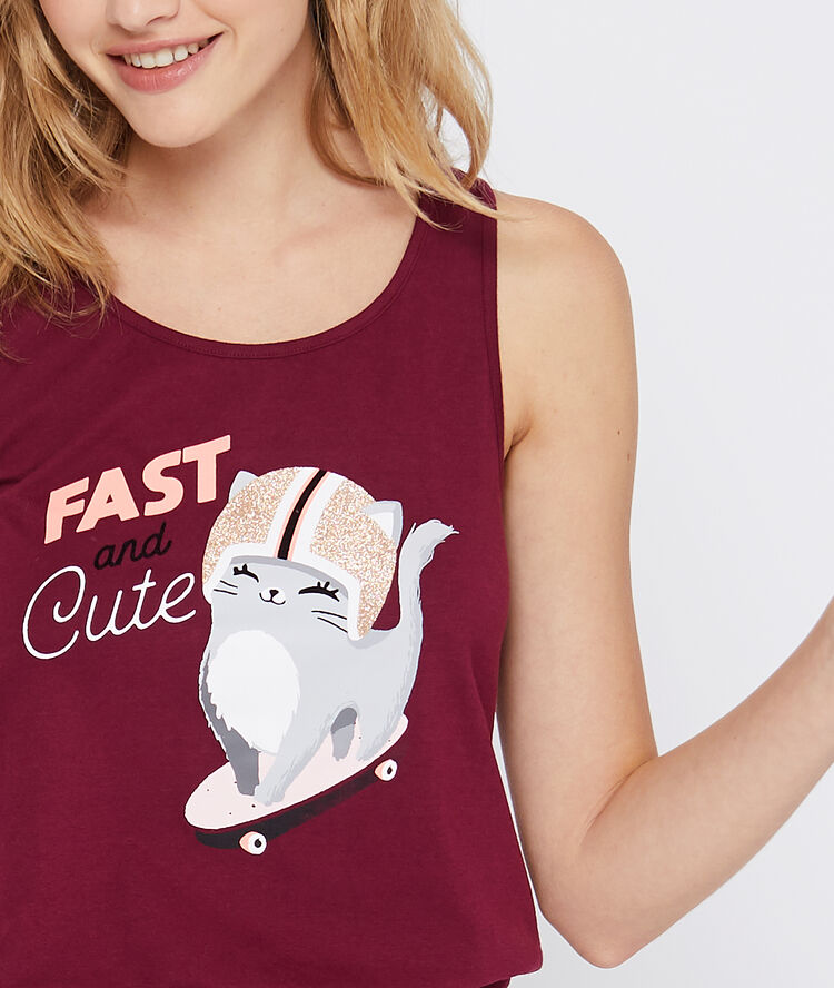 Camisón gato granate.