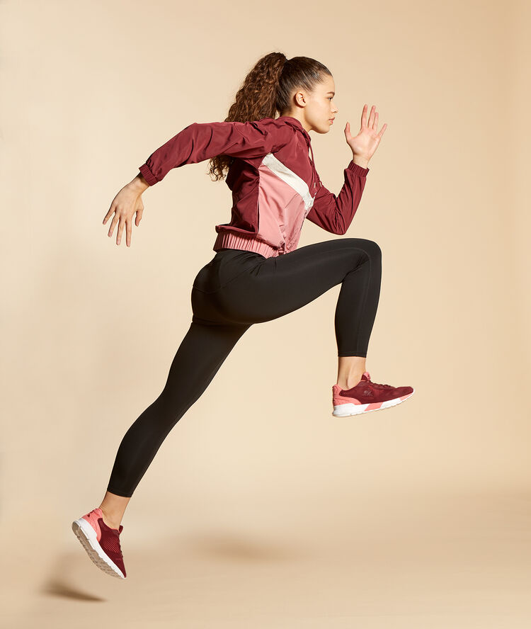 Chaqueta deportiva con capucha burdeos.