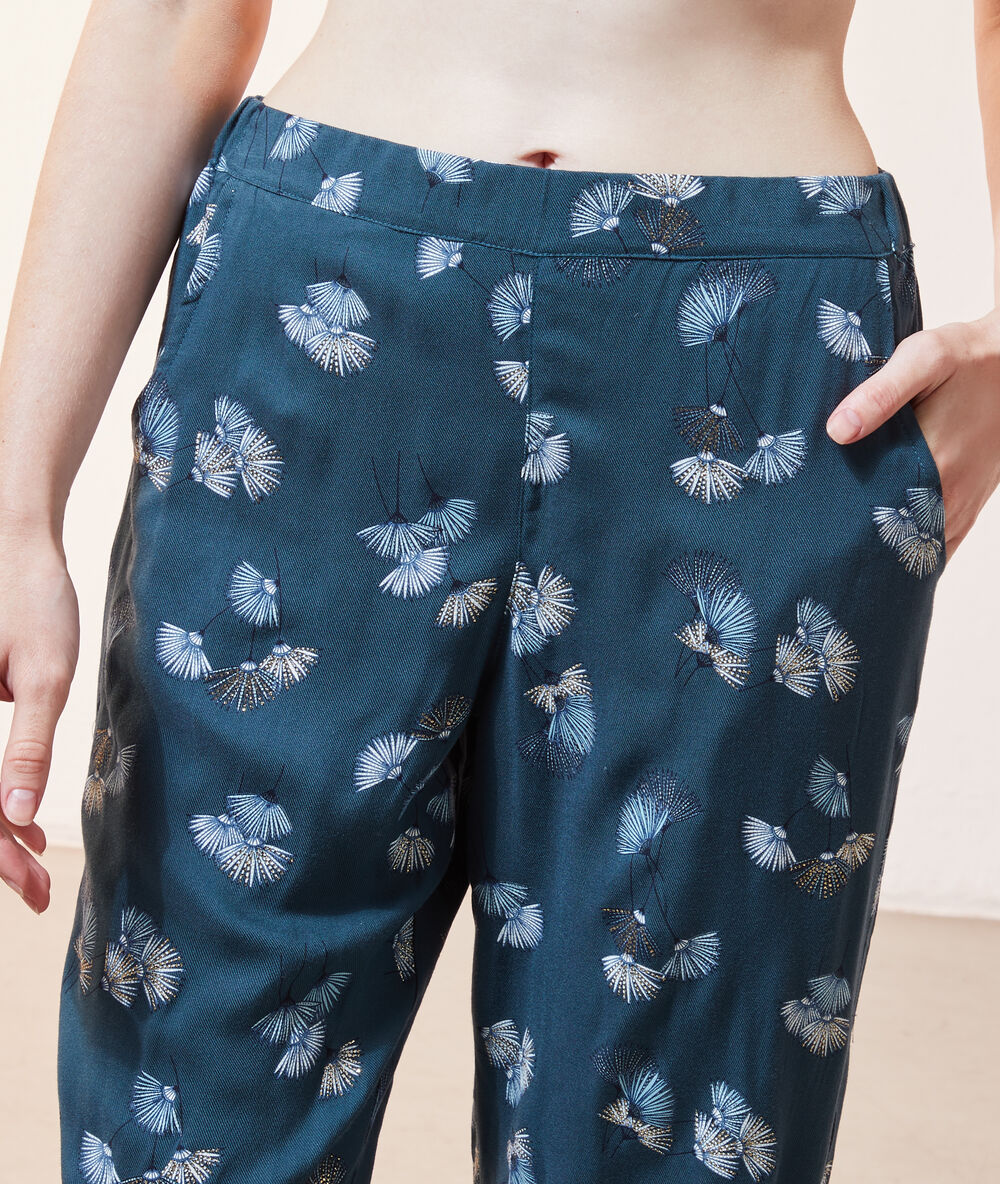 Pantalón estampado verde.