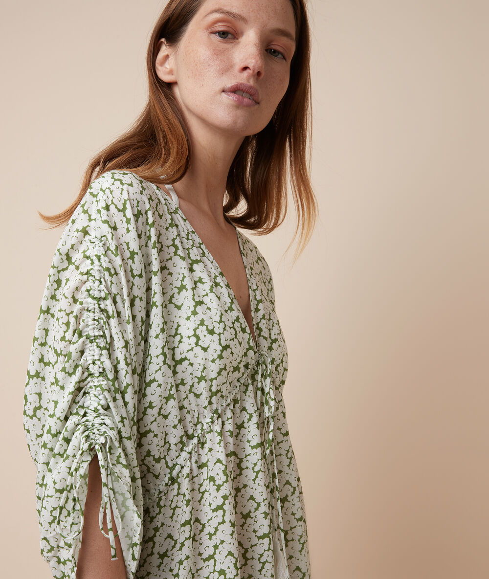 Vestido playero estampado floral verde.