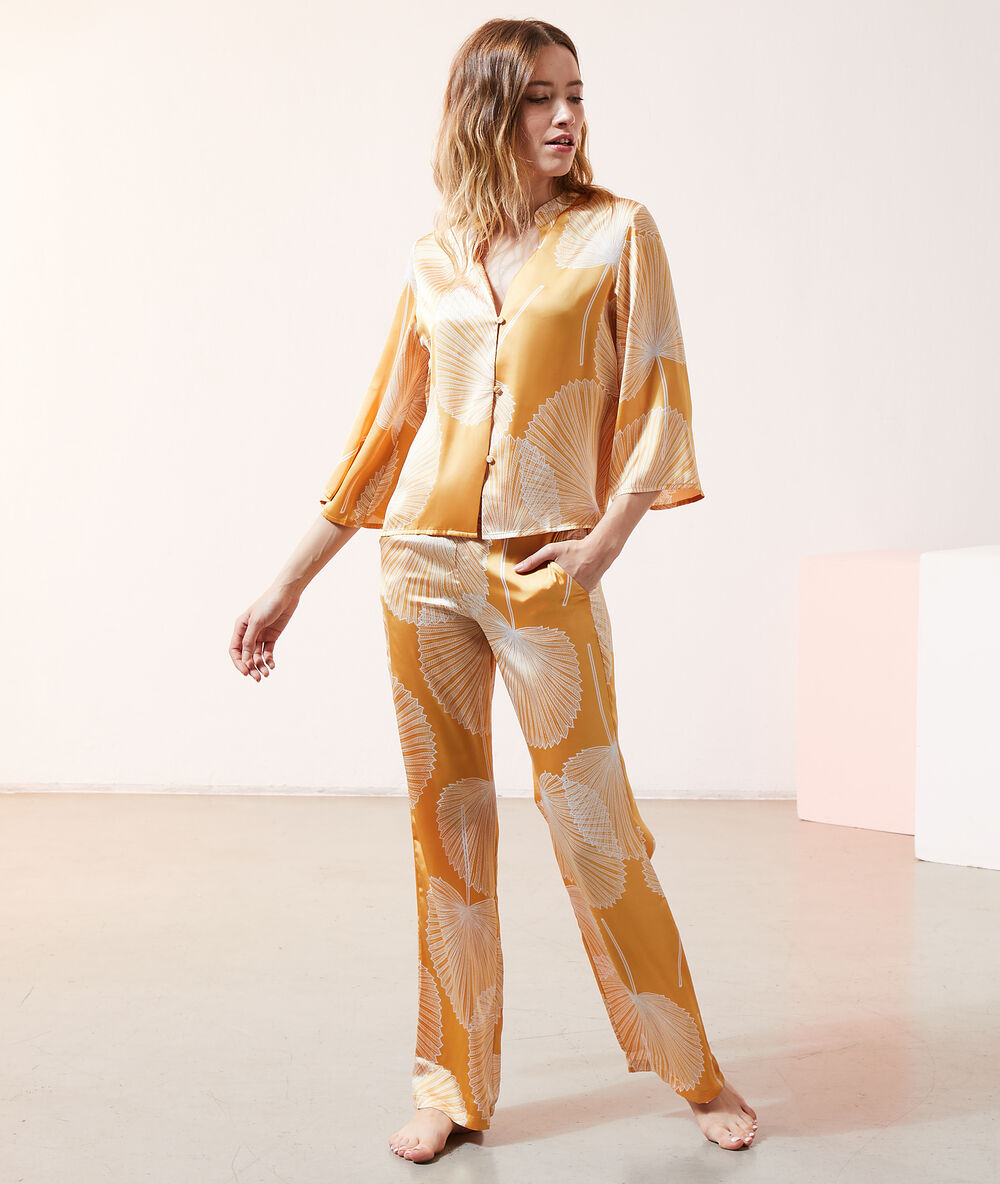 Pantalón de satén estampado amarillo.