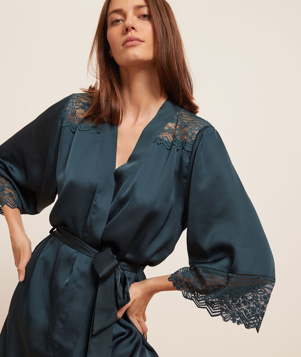 Kimono de satén con motivos de encaje verde.