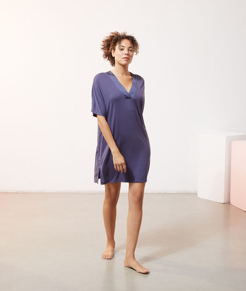 Chemise de nuit col satiné indigo.