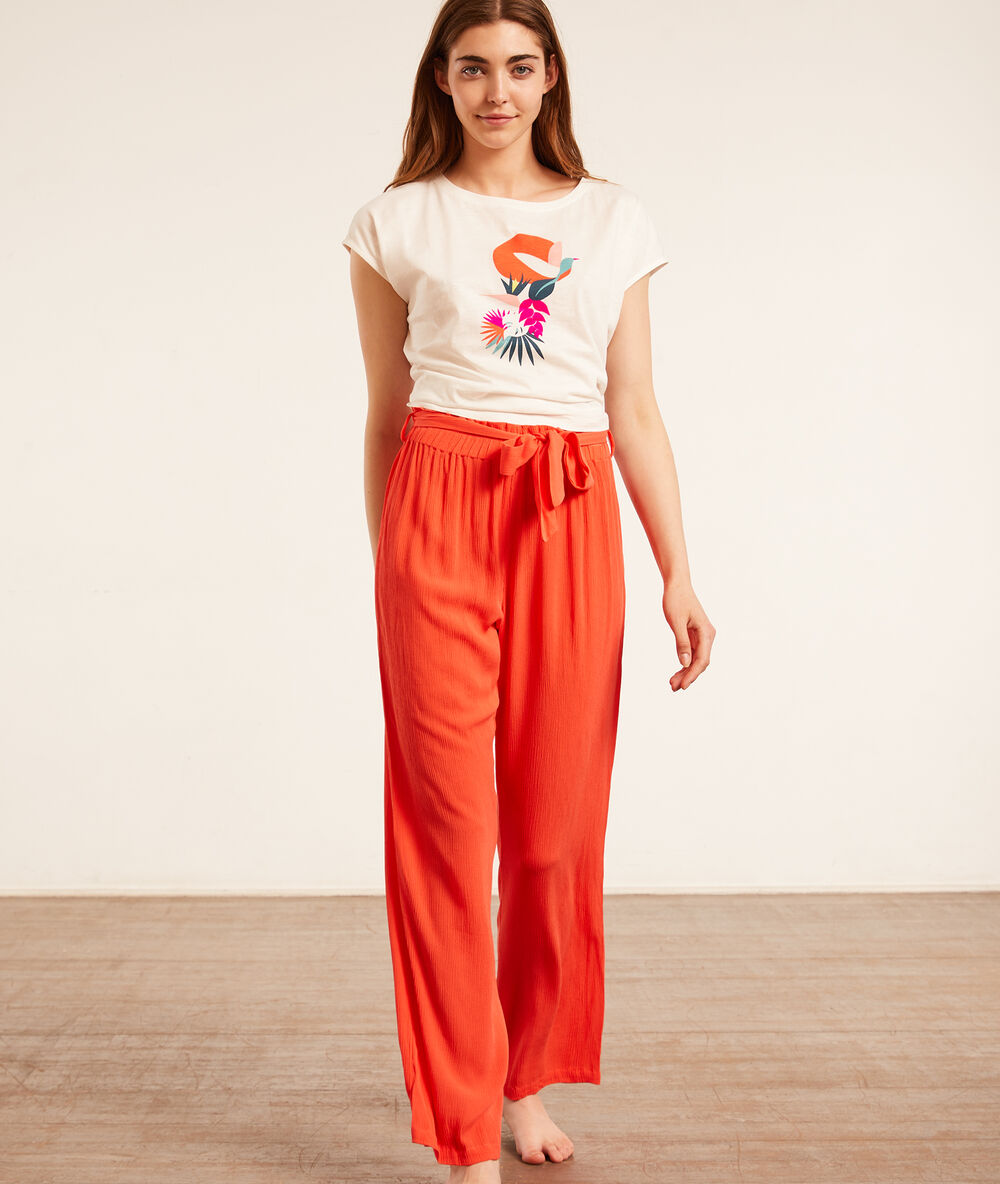 Pantalón pijama con lazada naranja.