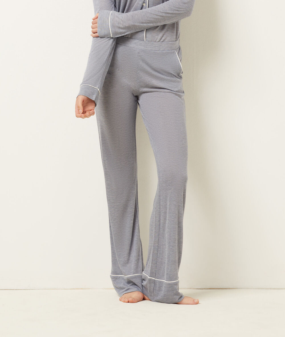 Pantalón largo liso azul marino.